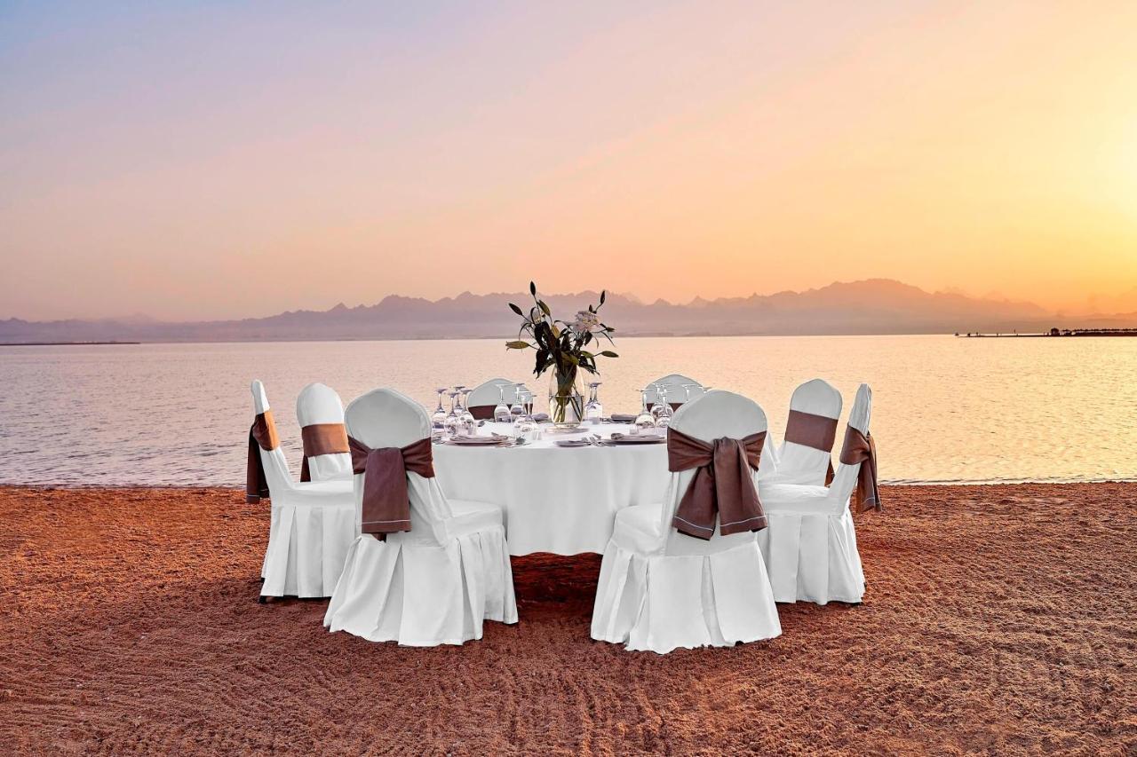 Sheraton Soma Bay Resort Hurghada Exterior photo Banquet table and chairs