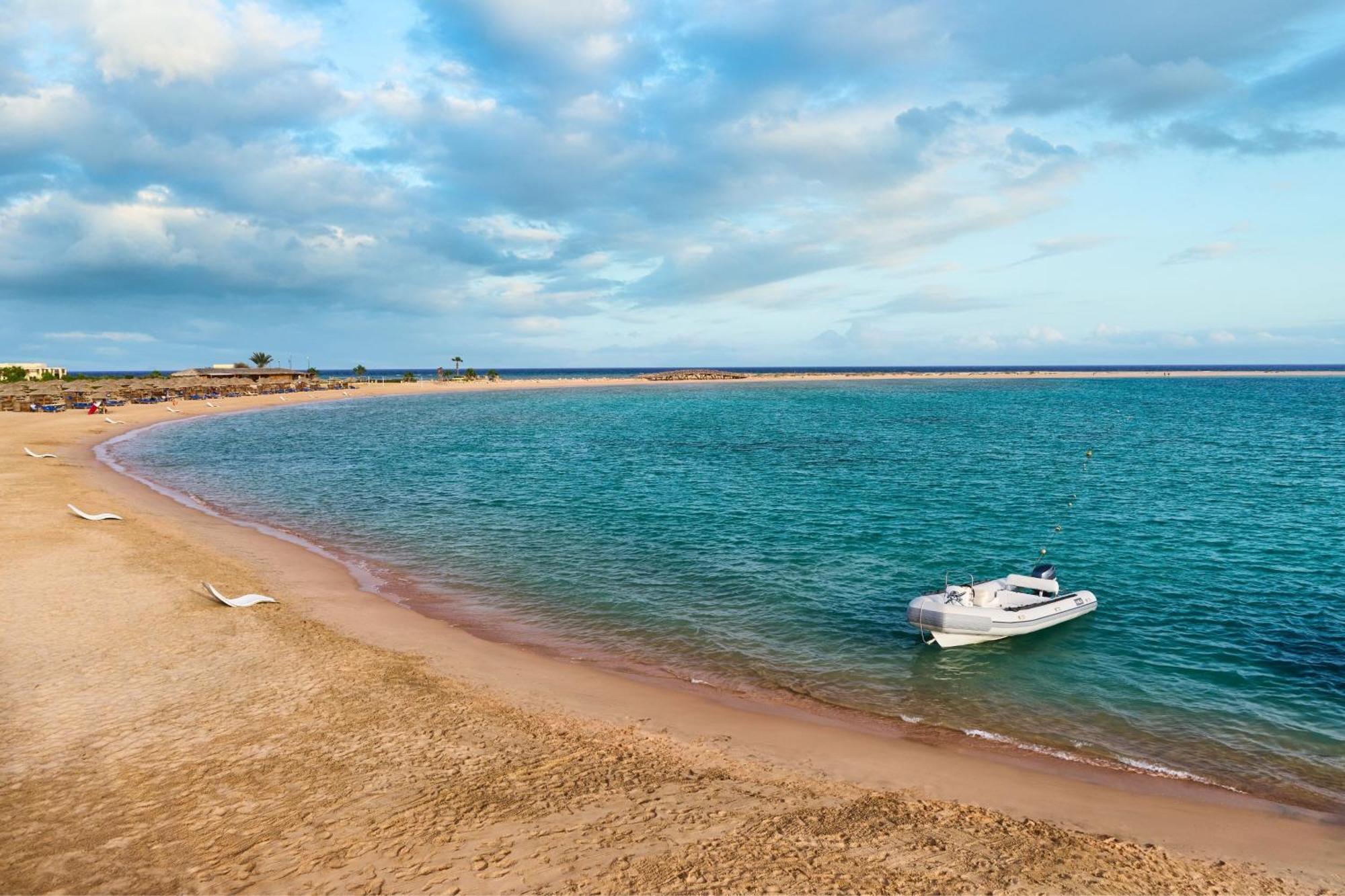 Sheraton Soma Bay Resort Hurghada Exterior photo The beach at the end of the peninsula