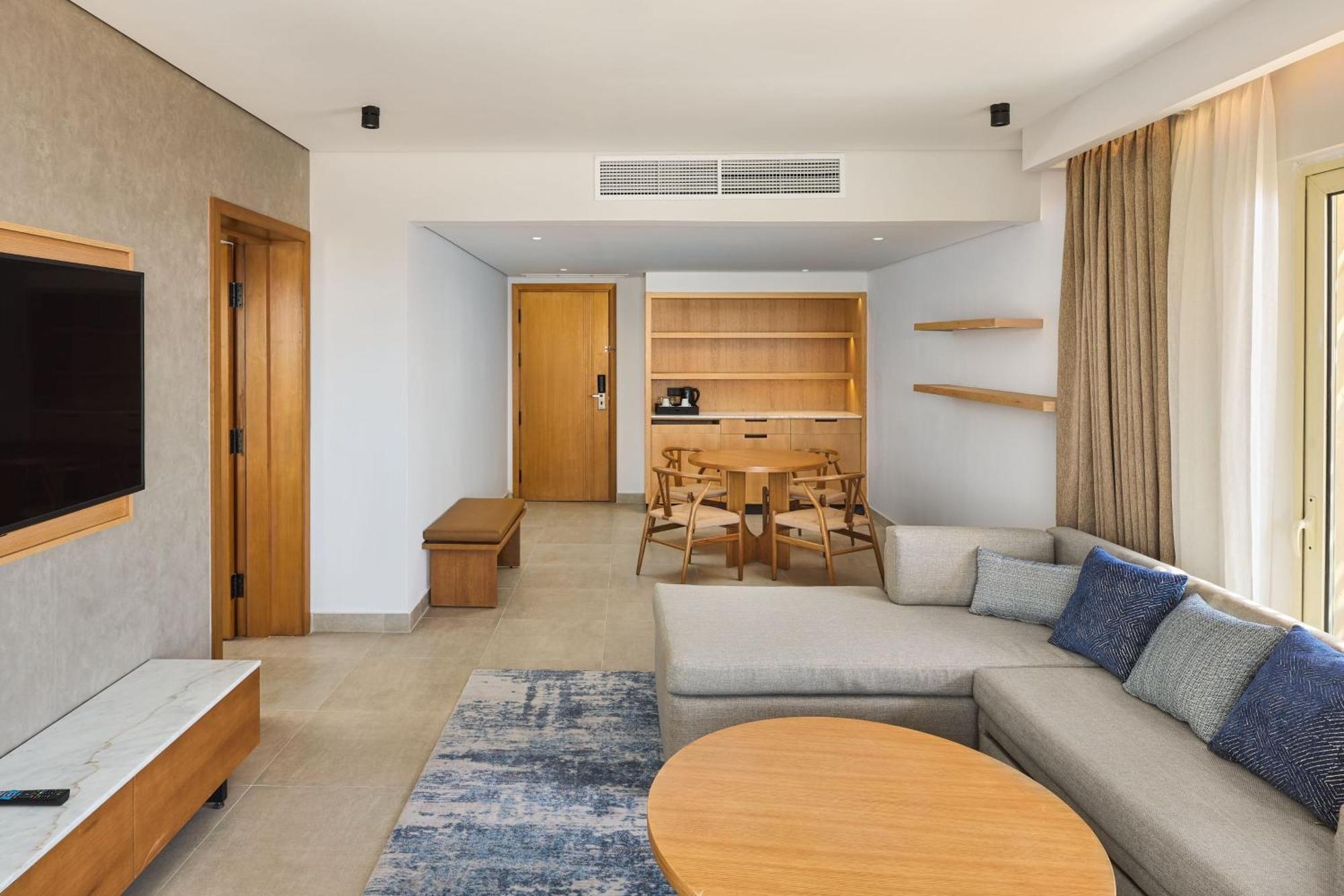 Sheraton Soma Bay Resort Hurghada Exterior photo Suite at the hotel
