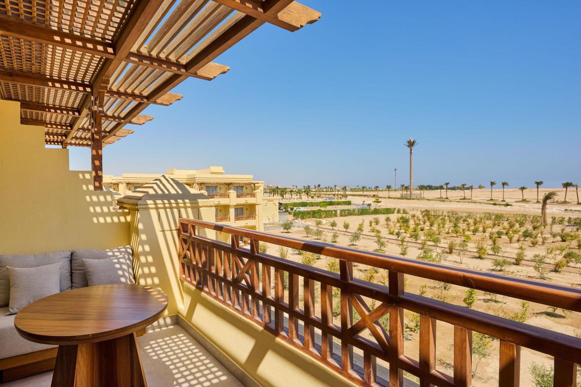 Sheraton Soma Bay Resort Hurghada Exterior photo Balcony of a suite at the Al Maha Desert Resort