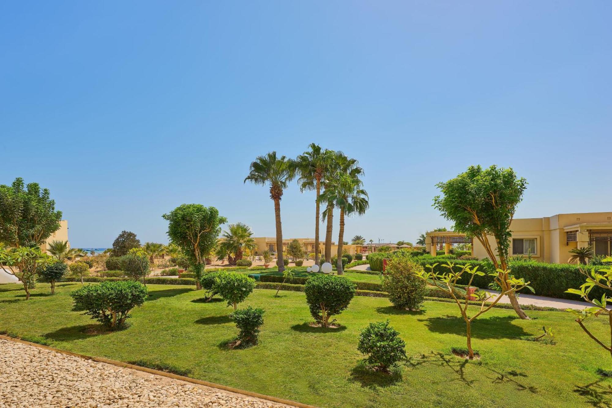 Sheraton Soma Bay Resort Hurghada Exterior photo Landscape of the resort